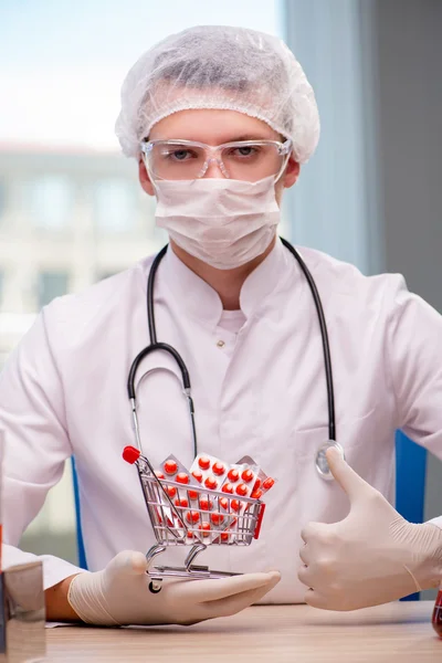 Medico con carrello pieno di pillole — Foto Stock