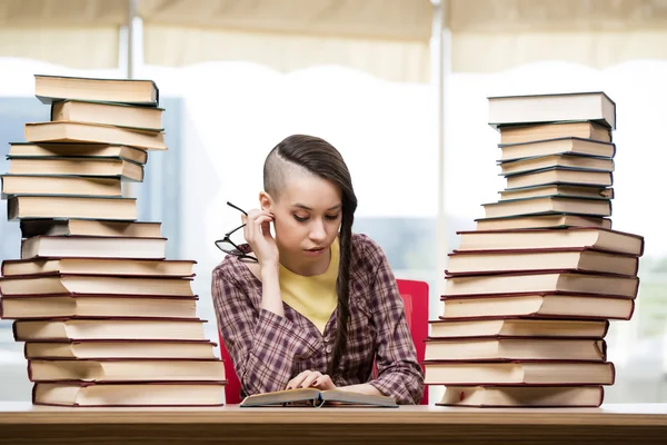 Jovem estudante com pilha de livros — Fotografia de Stock