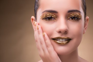 Zarif makyaj ile genç kadın