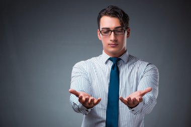 Yakışıklı işadamı acil sanal düğmeleri