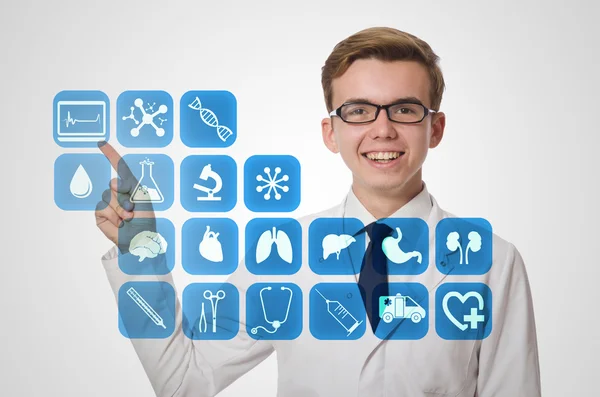 Mann Arzt drückt Tasten mit verschiedenen medizinischen Symbolen — Stockfoto