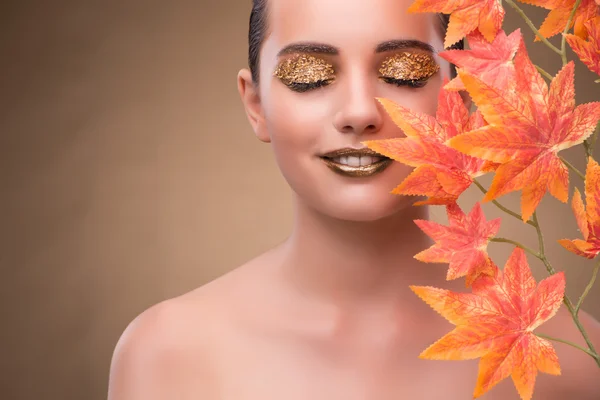 Young woman with dry autumn leaves — Stock Photo, Image