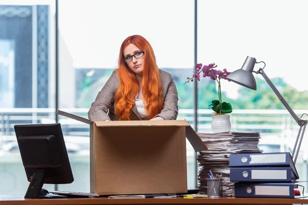 Tête rouge femme déménageant dans un nouveau bureau emballer ses affaires — Photo