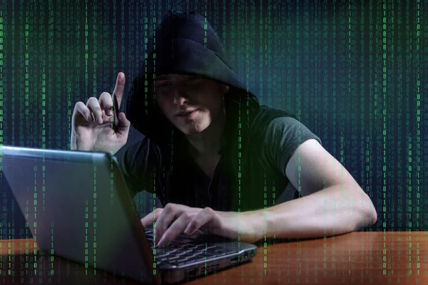 Jonge hacker in digitale veiligheidsconcept — Stockfoto