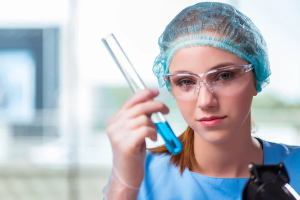 Estudiante joven trabajando con soluciones químicas en laboratorio — Foto de Stock