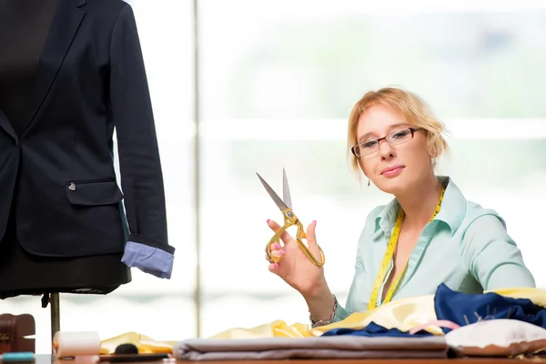 Mujer sastre trabajando en ropa nueva — Foto de Stock