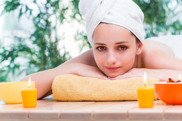 Mujer joven en concepto de salud spa —  Fotos de Stock