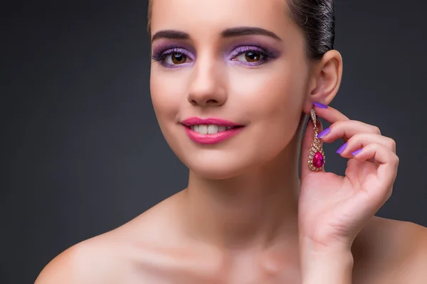 Hermosa mujer en concepto de moda —  Fotos de Stock