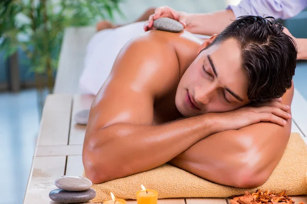 Bello uomo durante la sessione spa — Foto Stock