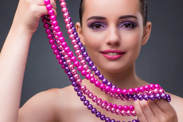 Bella donna con collana di perle — Foto Stock