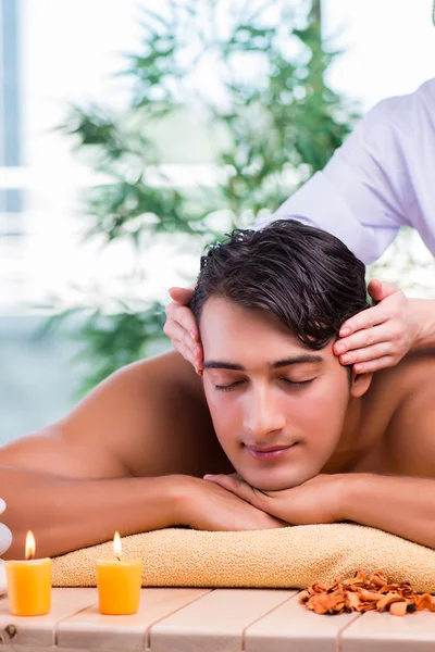 Homme pendant la séance de massage dans le salon de spa — Photo