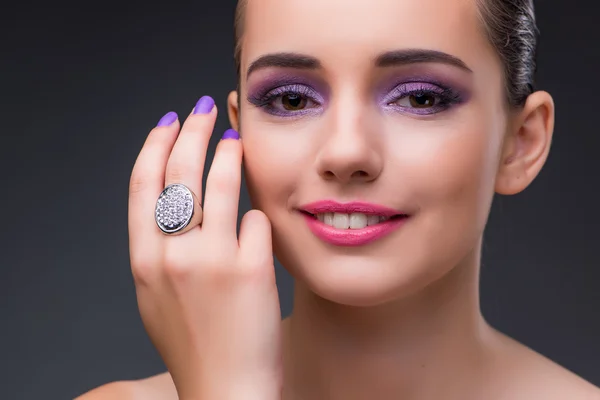 Hermosa mujer en concepto de moda —  Fotos de Stock