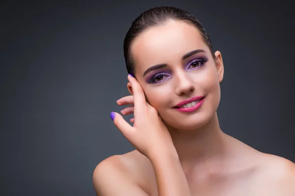 Hermosa mujer en concepto de moda —  Fotos de Stock