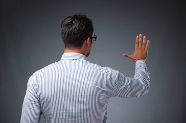 Yakışıklı işadamı acil sanal düğmeleri