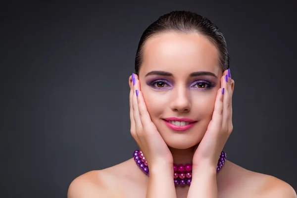 Bella donna con collana di perle — Foto Stock