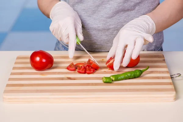 Mains de cuisinier préparant la salade — Photo