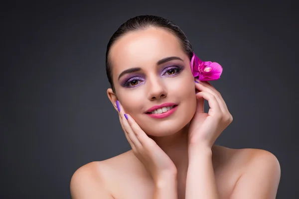 Joven hermosa mujer con flor de orquídea —  Fotos de Stock