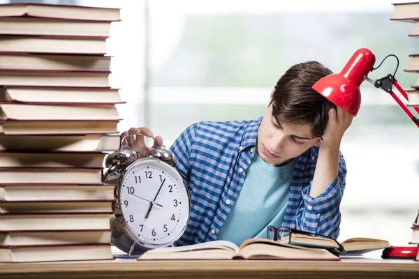 Studente con molti libri che si preparano per gli esami — Foto Stock