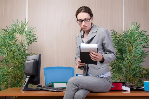 Женщина в состоянии стресса работает в офисе — стоковое фото