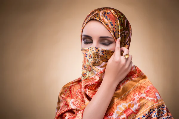 Jovem mulher em roupas tradicionais muçulmanas — Fotografia de Stock