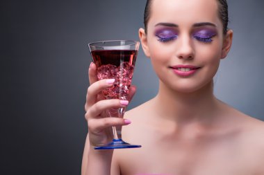 Güzel kadın içme kırmızı kokteyl