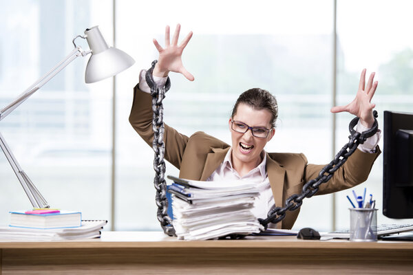 Женщина, прикованная к рабочему столу
