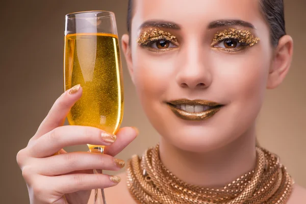 Jovem com taça de champanhe — Fotografia de Stock