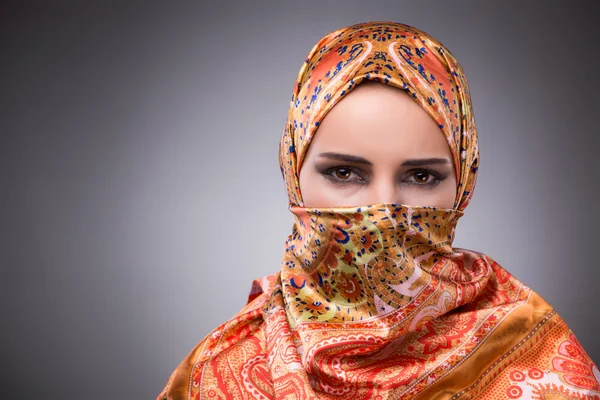 Młoda kobieta w tradycyjnym muzułmańskim Odzież — Zdjęcie stockowe