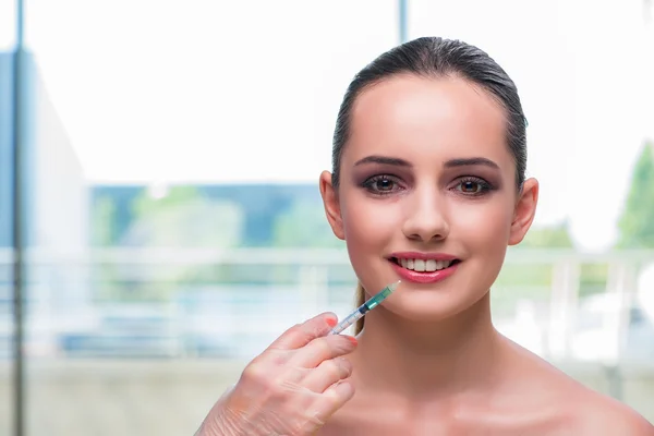 Schöne Frau bereitet sich auf Botox-Injektion vor — Stockfoto