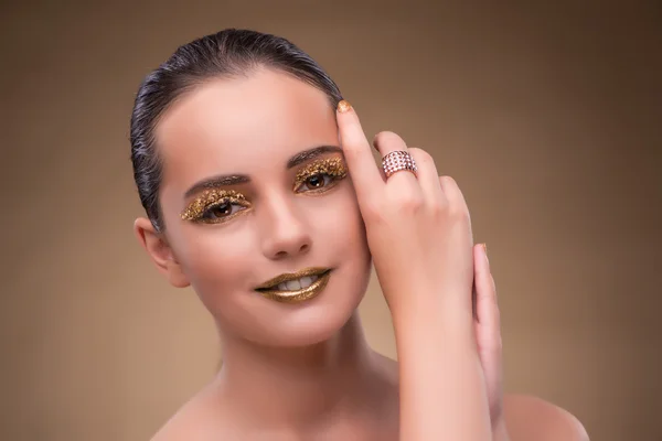 Mulher elegante com jóias no conceito de moda — Fotografia de Stock