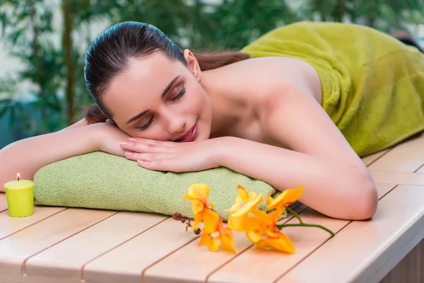 Jovem mulher bonita durante o procedimento de spa — Fotografia de Stock