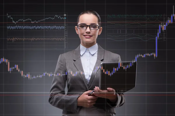 Geschäftsfrau mit vielen Finanztabellen — Stockfoto