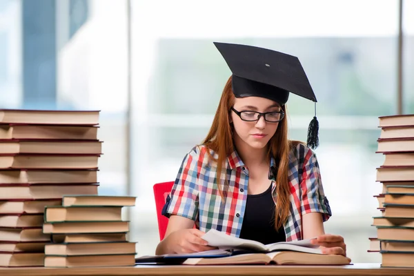 Junge Studentin bereitet sich auf Prüfungen vor — Stockfoto