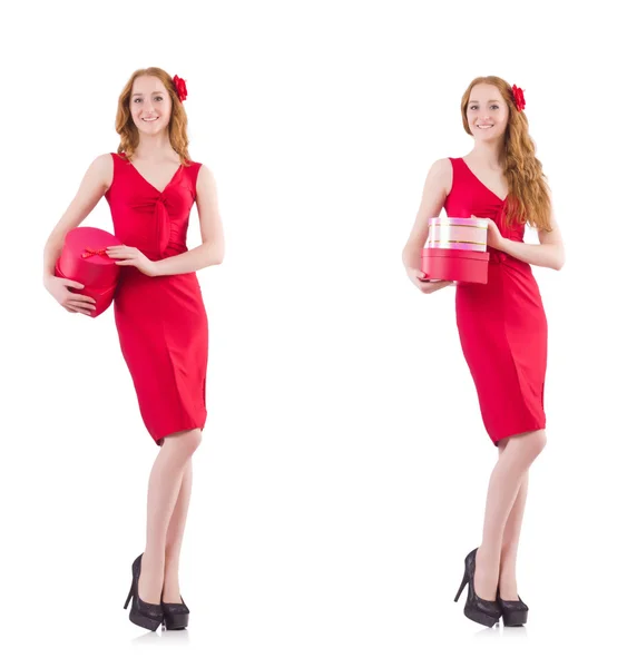 Kırmızı elbiseli kadın, elinde beyaz bir hediye kutusu tutuyor. — Stok fotoğraf