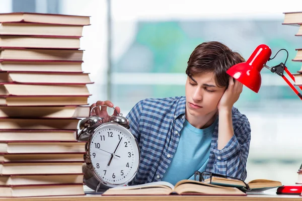 Estudiante con muchos libros preparándose para los exámenes — Foto de Stock