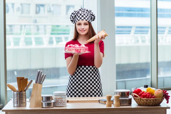 Young housewife baking cake in kitchen — Stock Photo, Image