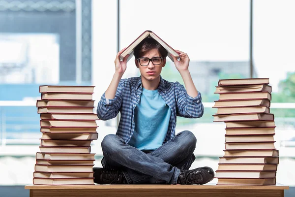 Junge Studentin vor Prüfungen im Stress — Stockfoto