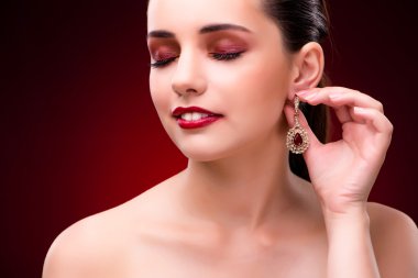 Takı ile glamourous kavramı kadında