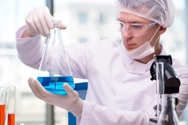 Hombre trabajando en el laboratorio químico en el proyecto de ciencia — Foto de Stock