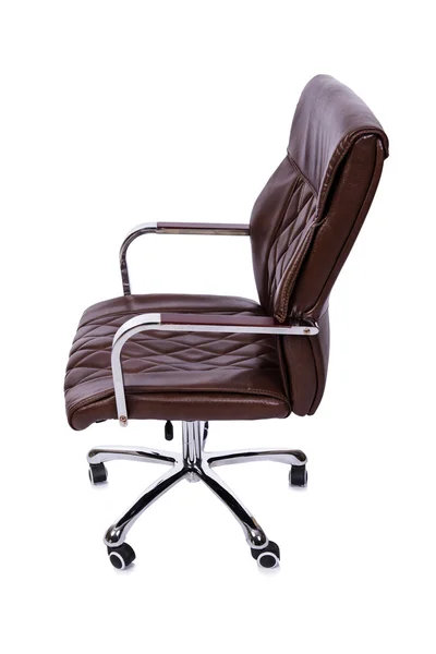 Chaise de bureau en cuir marron isolé sur blanc — Photo