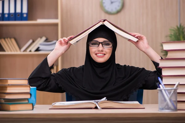 Kvinna muslimsk student förbereder sig för tentor — Stockfoto