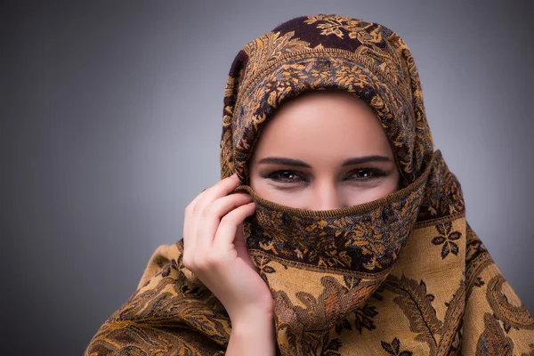 Jovem mulher em roupas tradicionais muçulmanas — Fotografia de Stock