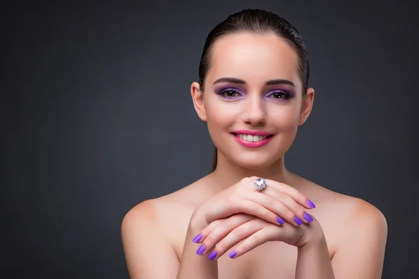 Hermosa mujer en concepto de moda —  Fotos de Stock