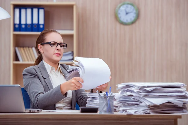 Занятая нервная женщина-секретарь находится в состоянии стресса в офисе — стоковое фото