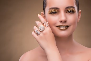 Zarif kadın mücevher moda kavramı ile