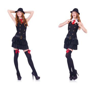 Siyah kostümlü genç bir kadın, beyaz tenli.