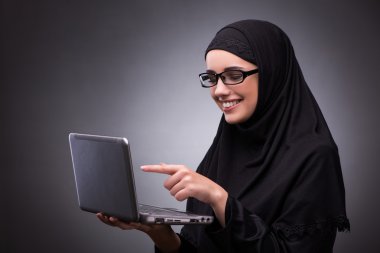 Koyu arka plan siyah elbiseli Müslüman kadın