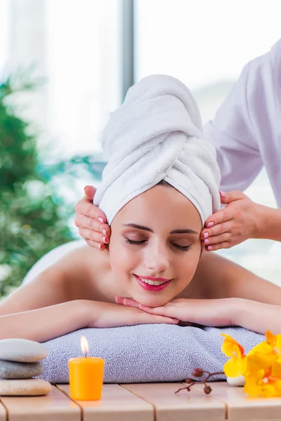 Mujer joven en concepto de spa — Foto de Stock