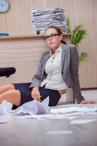 Upptagen stressande kvinna sekreterare under stress på kontoret — Stockfoto