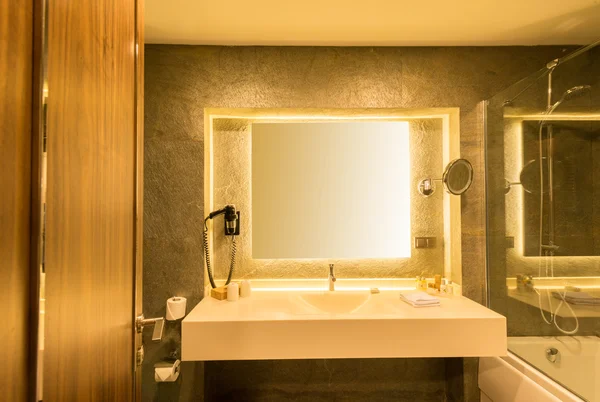 Modernes elegantes Waschbecken im Badezimmer — Stockfoto